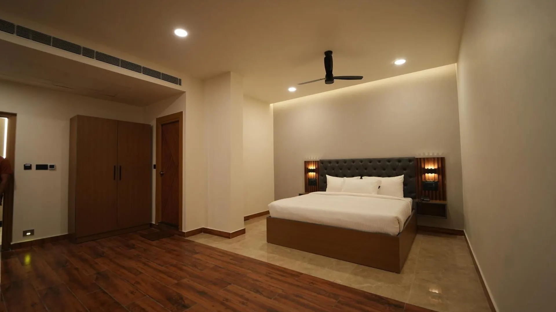 The Continental Inn & Suites Mysore 3*,